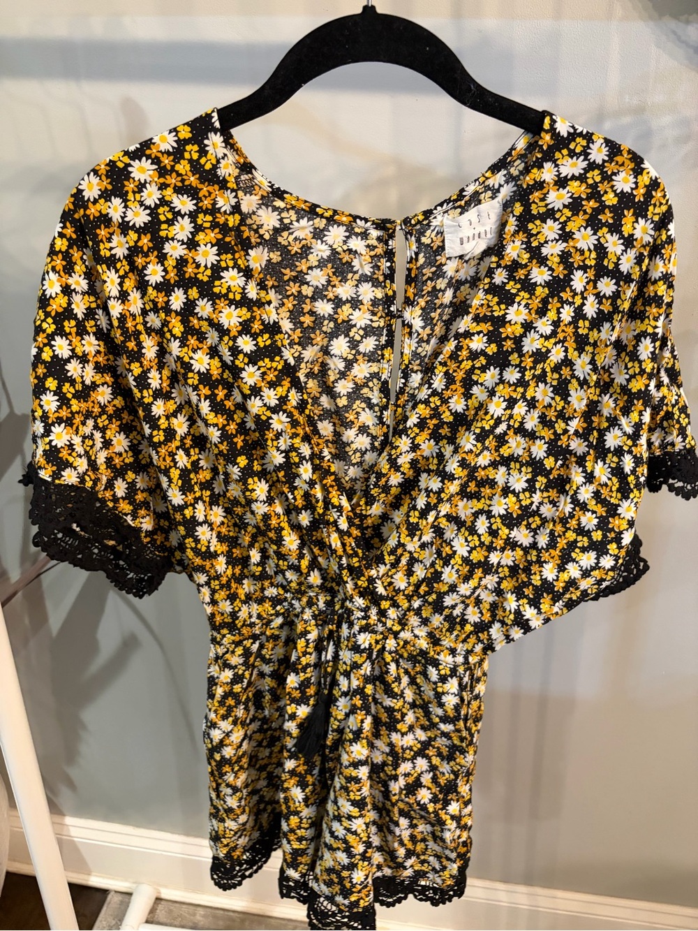 Lost + Wander Black Daisy Print Romper with Lace Trim size small